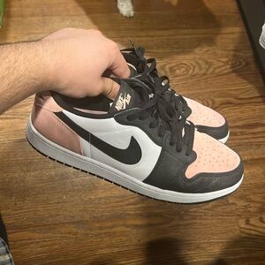 Bleached coral jordan 1 low used worn once size 12
No box
